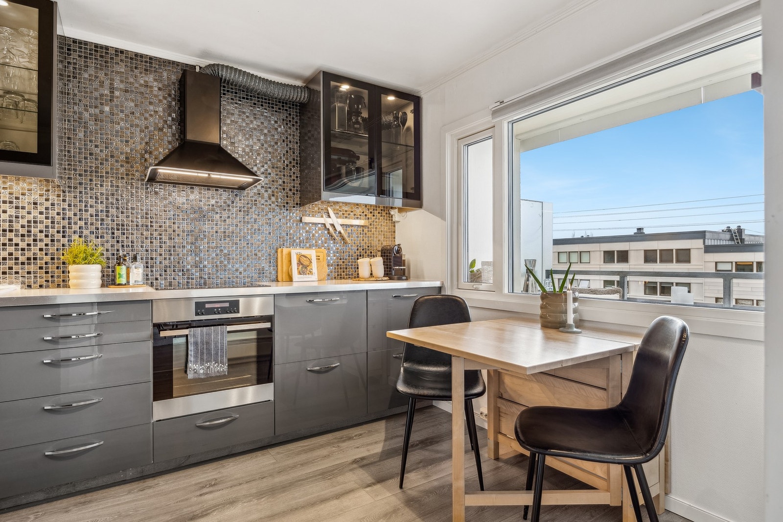 Kjøkkenet ligger delvis tilbaketrukket fra stuen og har plass til en liten spisegruppe. Galleribilde