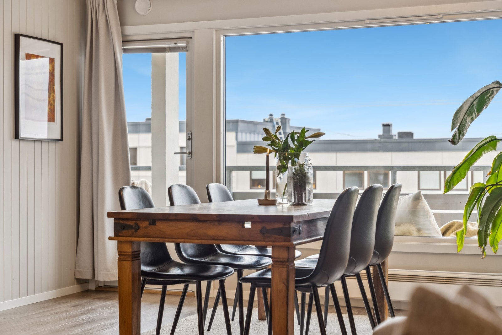 Store vindusflater gir godt med naturlig lysinnslipp. Galleribilde