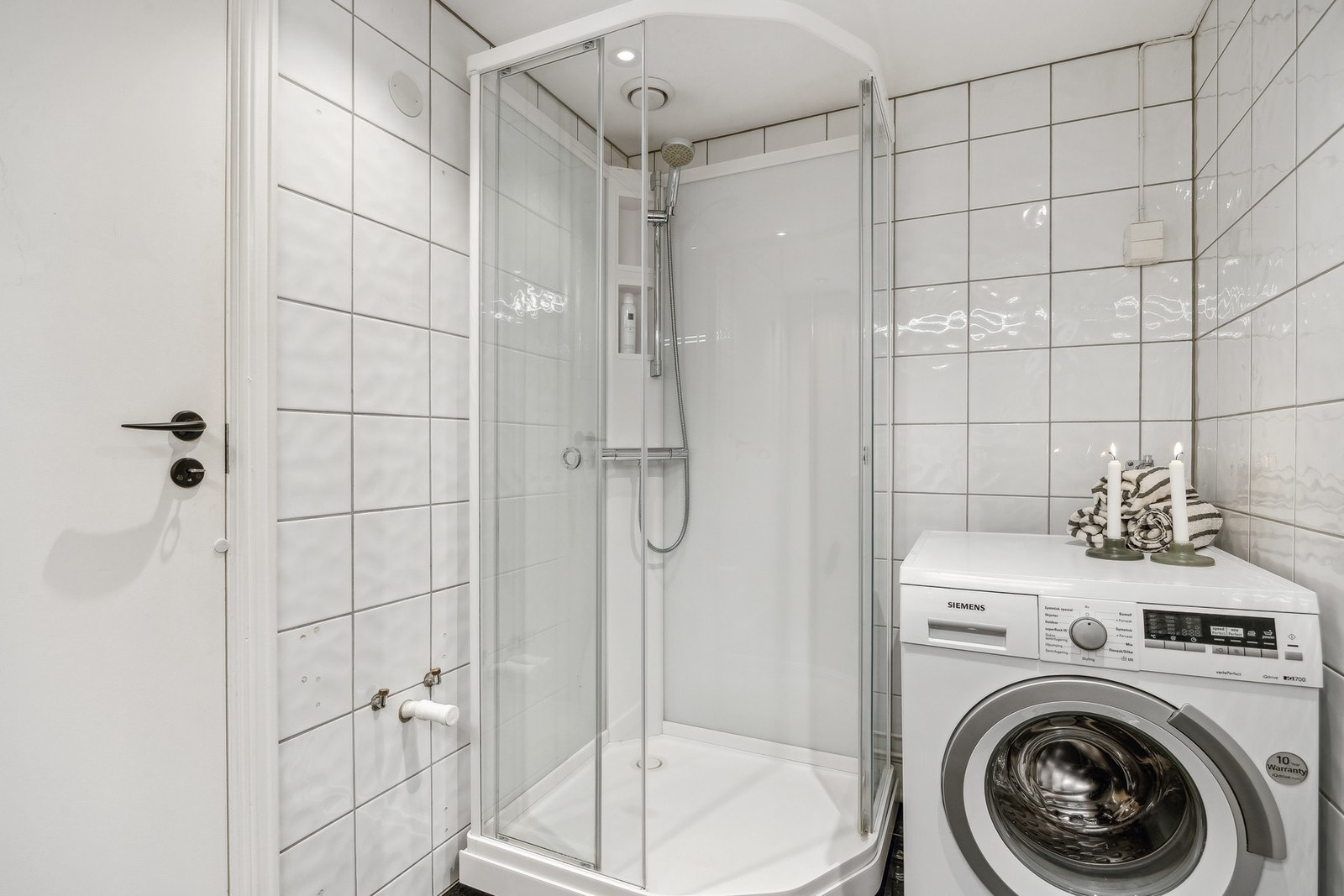 Pent flislagt baderom med moderne innredning og praktisk dusjkabinett. Galleribilde