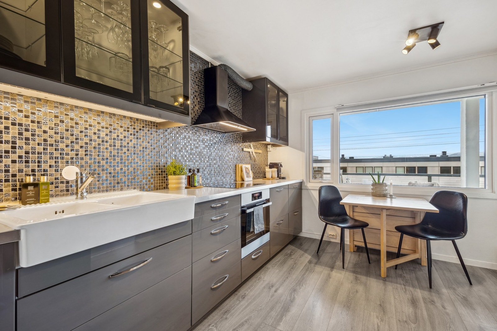 Kjøkkenet har vinduer som slipper inn rikelig med dagslys. Galleribilde