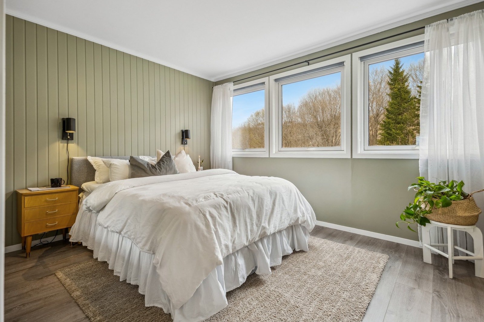 Lyst og fint soverom, kan enkelt møbleres etter ønske og behov. Galleribilde