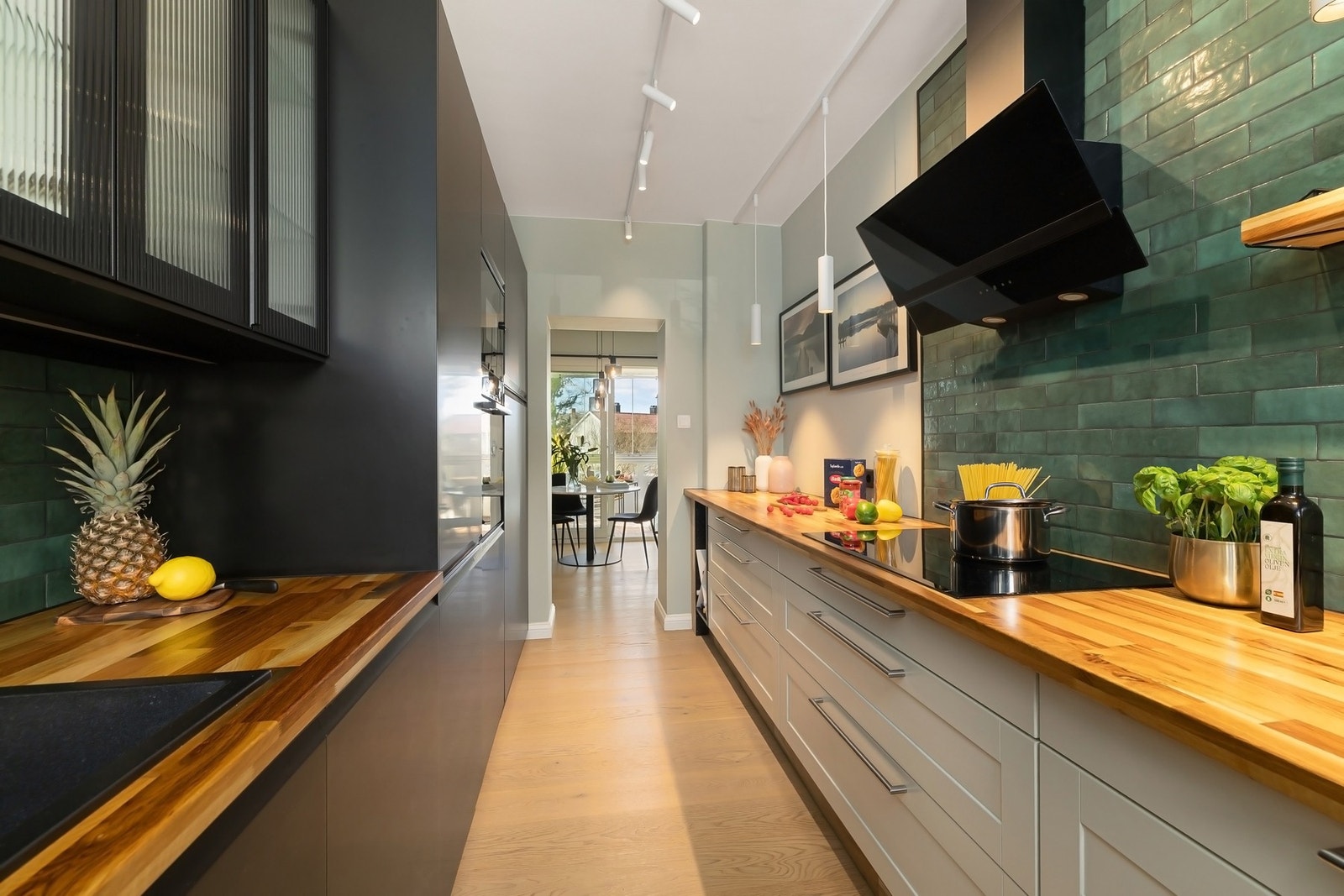 Delikat og stilrent kjøkken med svært god skap-/og benkeplass Galleribilde