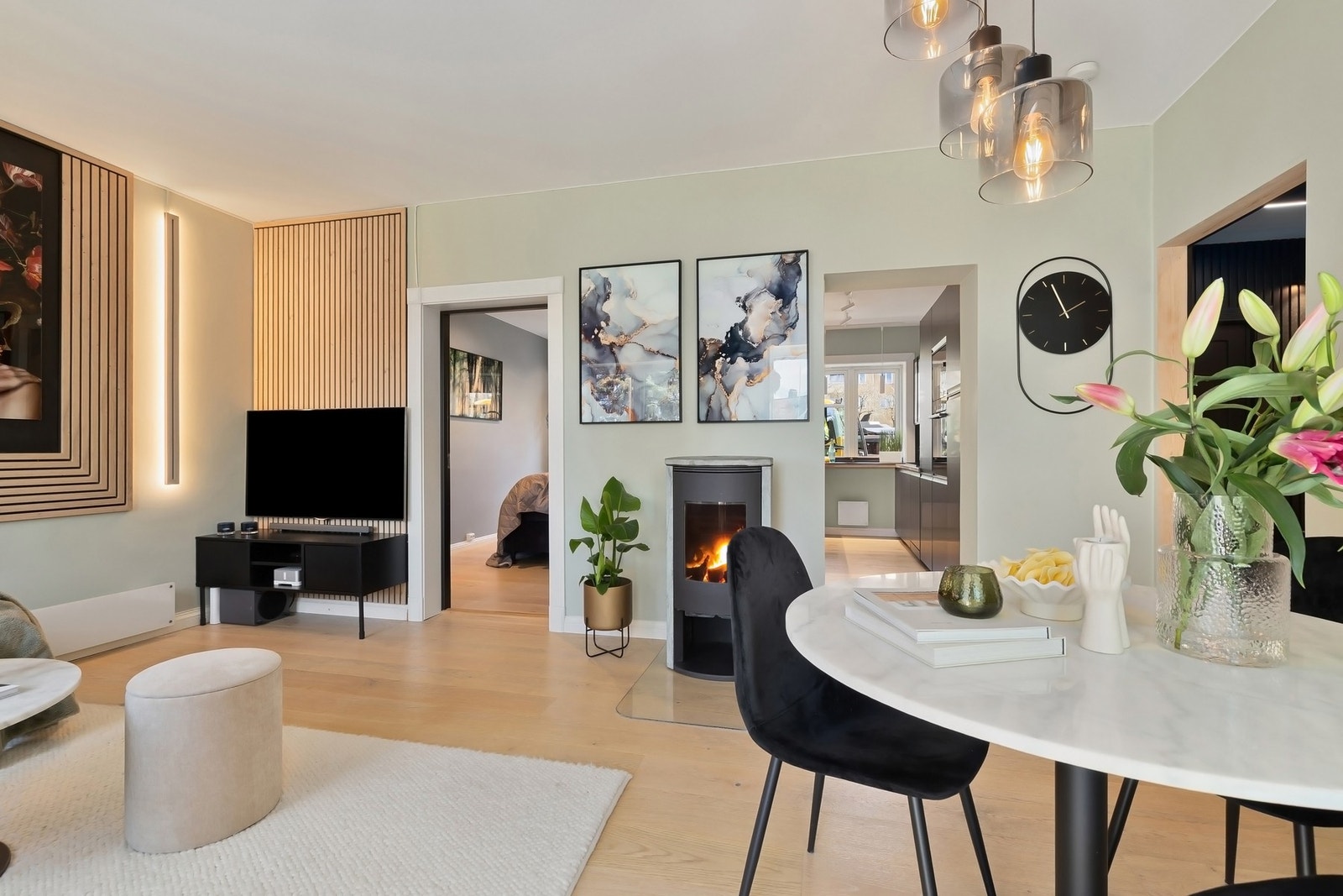 Leiligheten har en stilren og gjennomført innredning og helhet Galleribilde