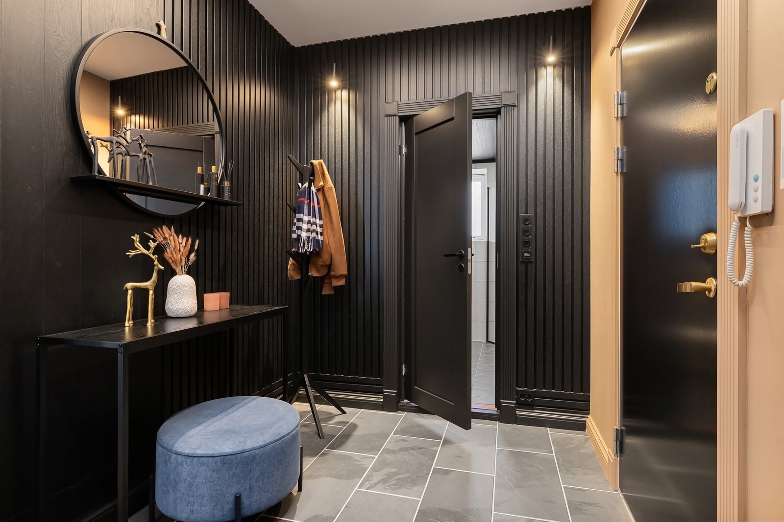 Velkommen inn! En gjennomført og lekker entrè/gang gir et godt første inntrykk og det moderne uttrykket går igjen i resten av boligen Galleribilde