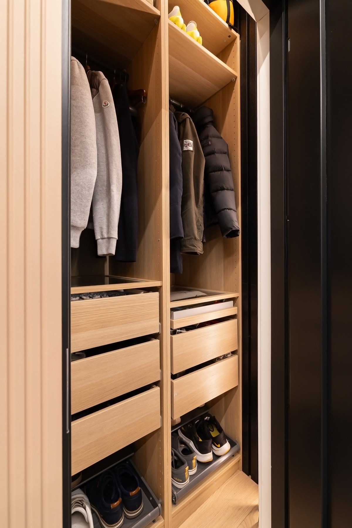 Smart innredning i boden til ekstra lagring Galleribilde