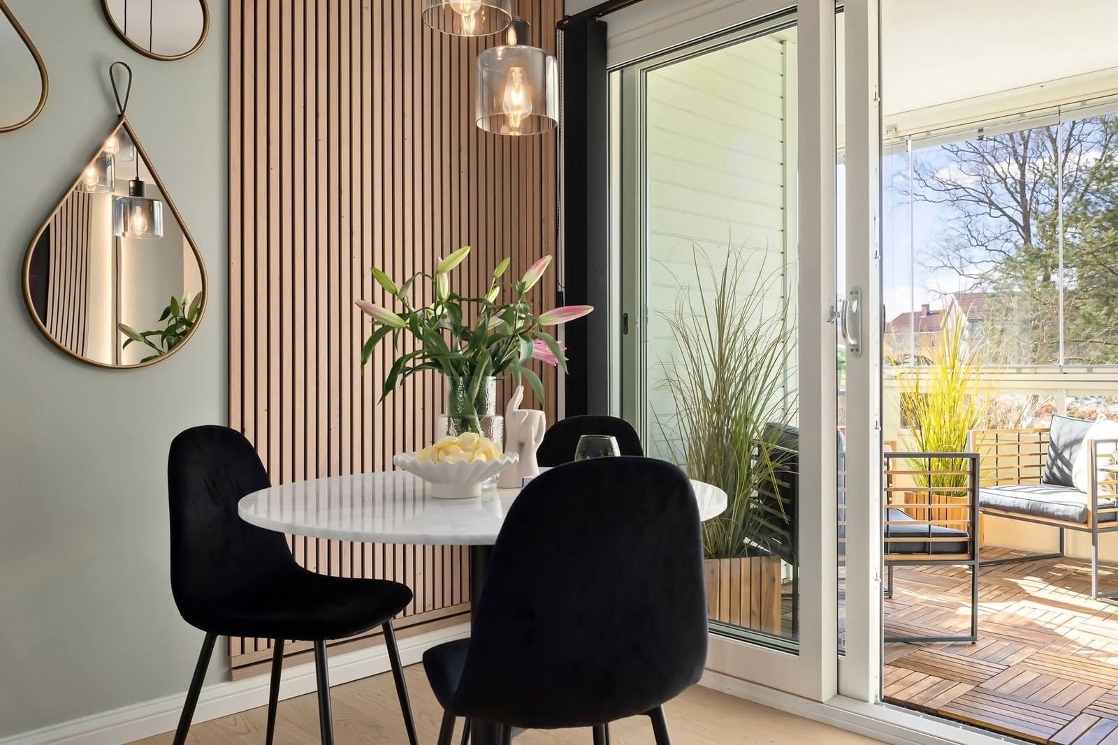 Spisestuen finner sin naturlige plass i forkant av separat kjøkken Galleribilde