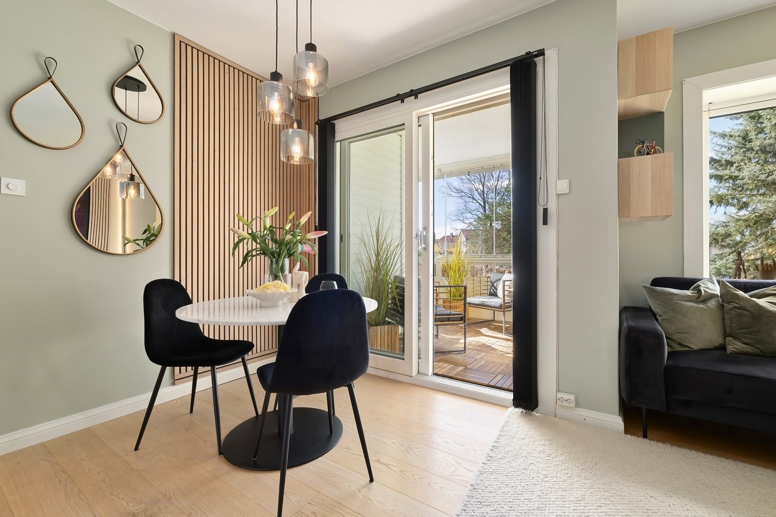 Stuen er luftig med god takhøyde Galleribilde