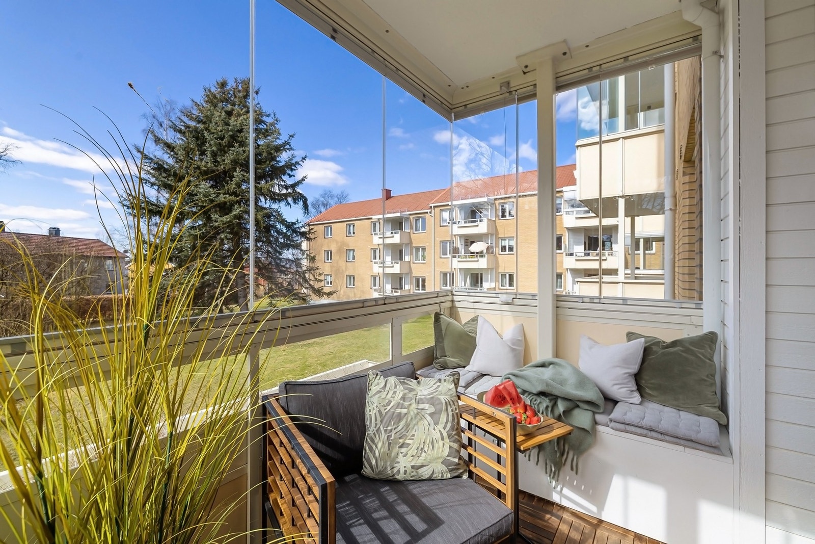 Utgang fra stue til vestvendt innglasset balkong på 7 kvm Galleribilde