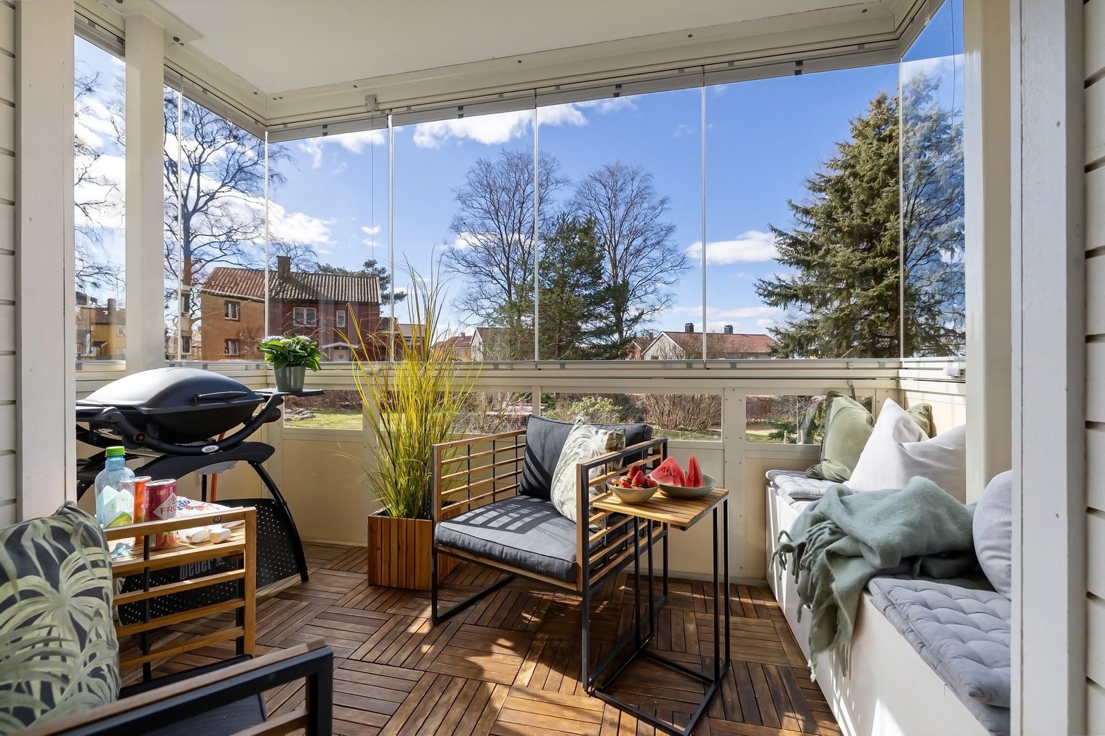 Balkongen er innglasset og gir dermed en fin forlengelse av stuen hele året Galleribilde