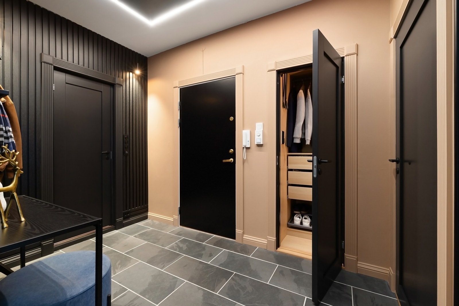 Det er tilgang til praktisk bod fra gangen. Veggene er malt i en delikat og lekkert farge, hvor malte spiler gir en fin og kul detalj Galleribilde