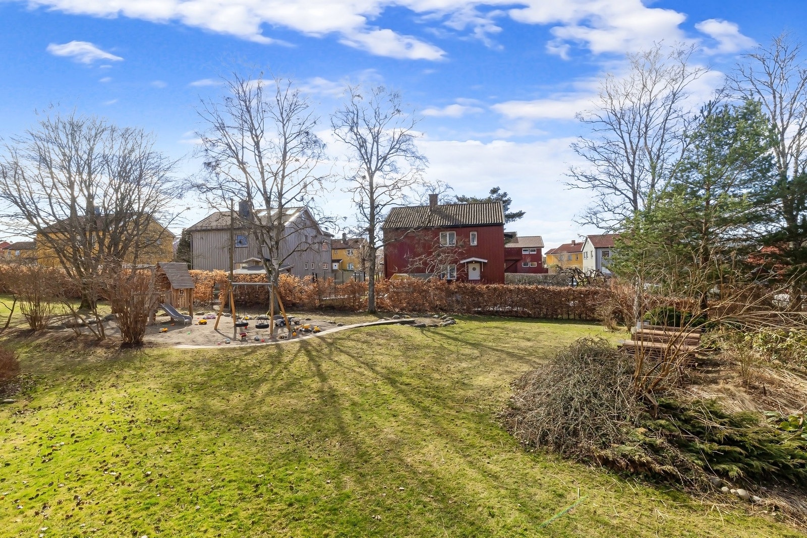 Leiligheten har en fin plassering på tunet og det er mye lys og luft utenfor Galleribilde