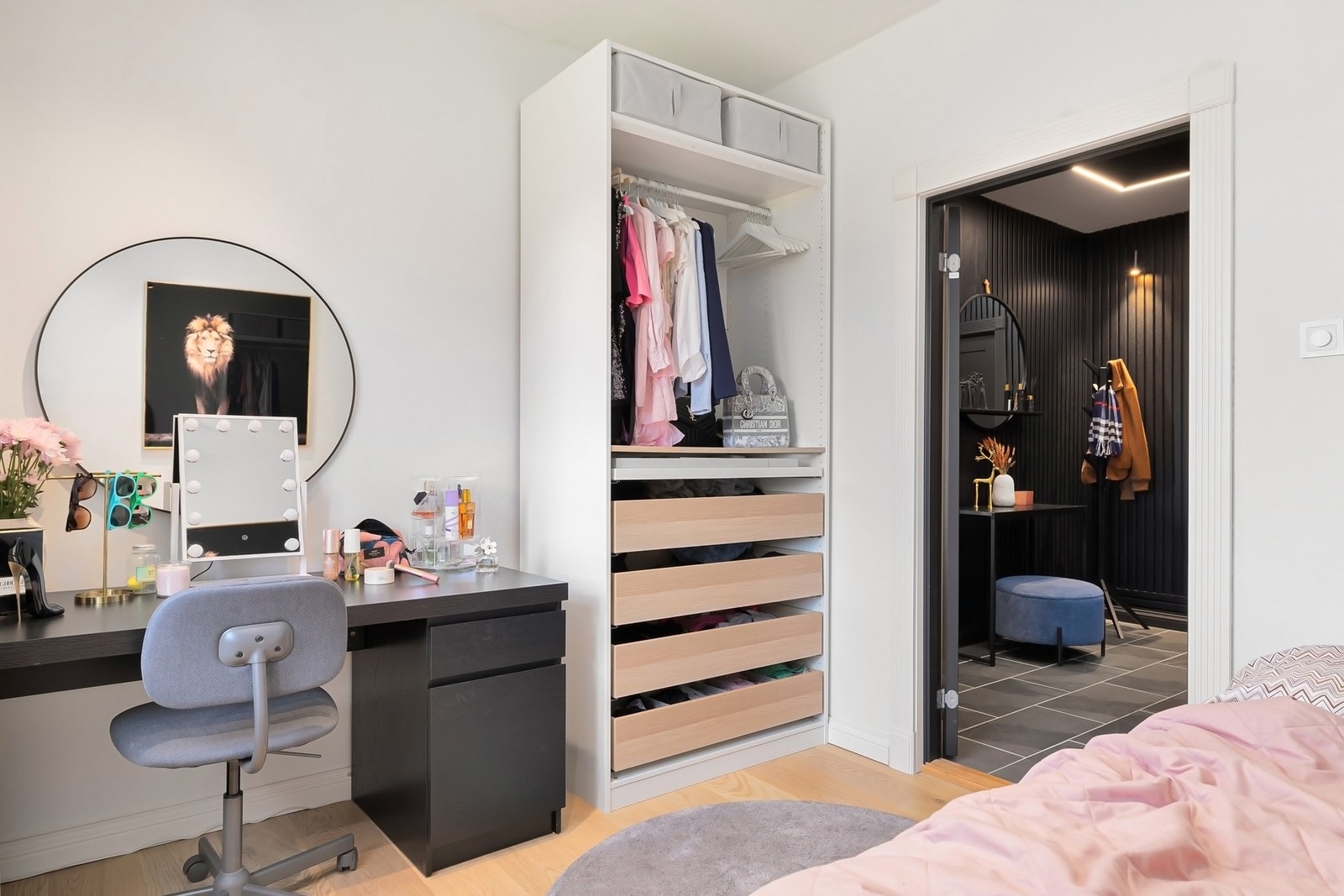 Soverom II har i likhet med hovedsoverommet en generøs størrelse og byr på fin mulighet for både dobbeltseng og skrivebord Galleribilde