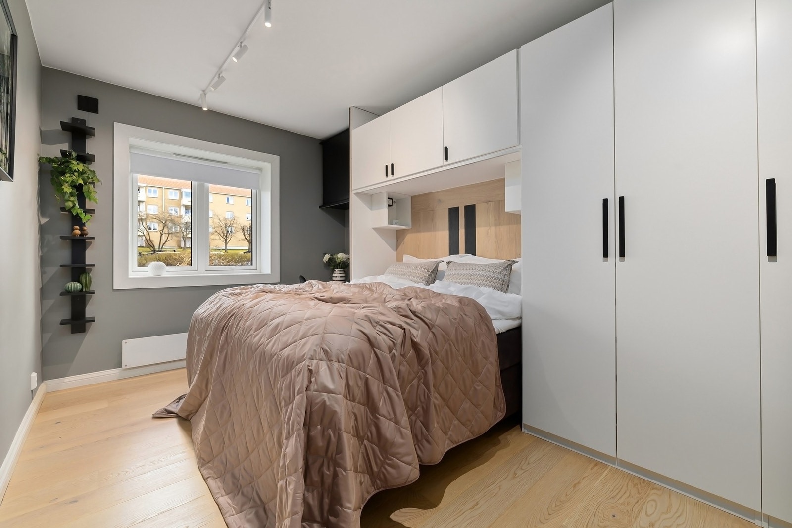 Soverom I har skreddersydd garderobeløsning og skrivebord Galleribilde