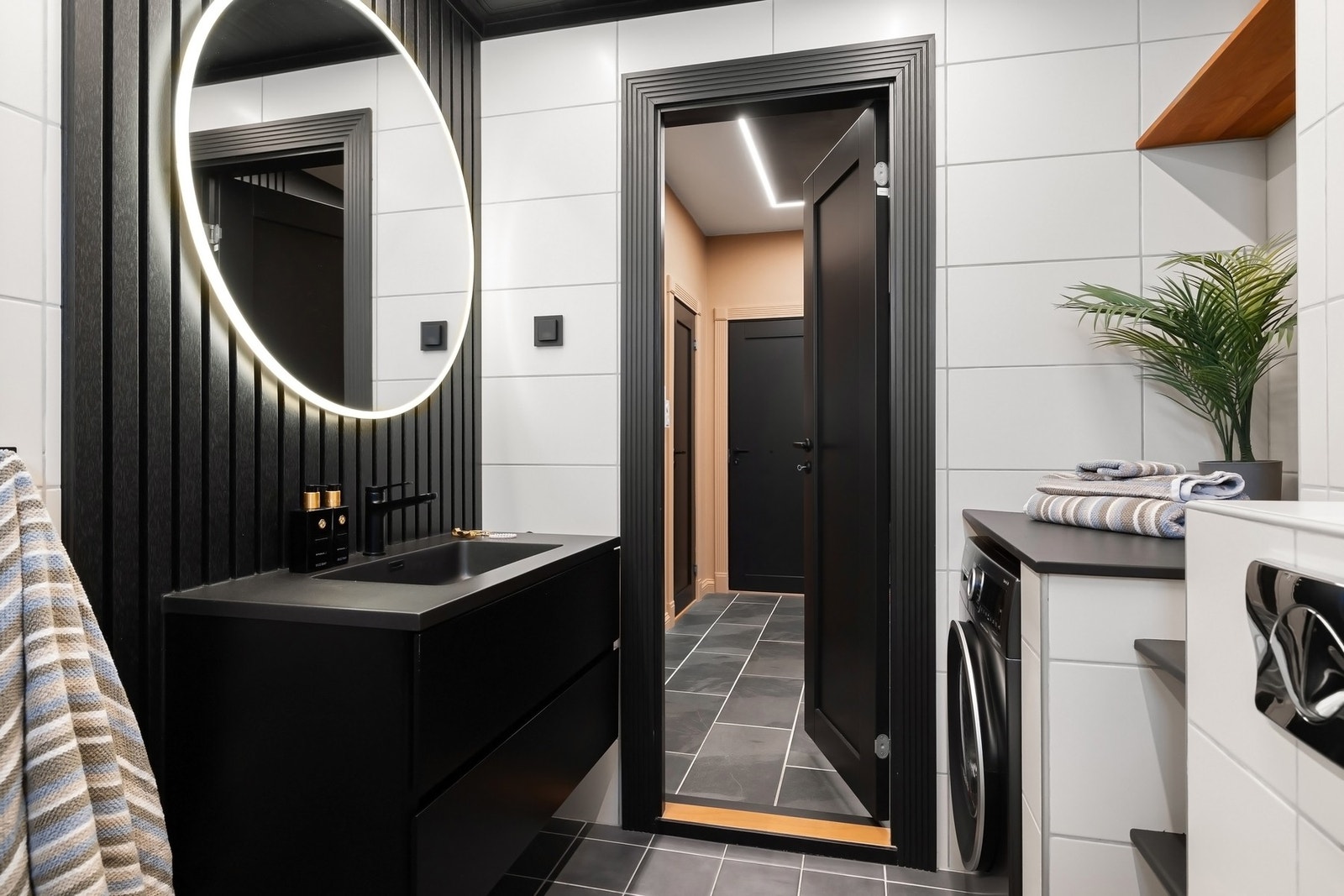 Badet ligger fint tilbaketrukket fra de sosiale rommene stue og kjøkken Galleribilde