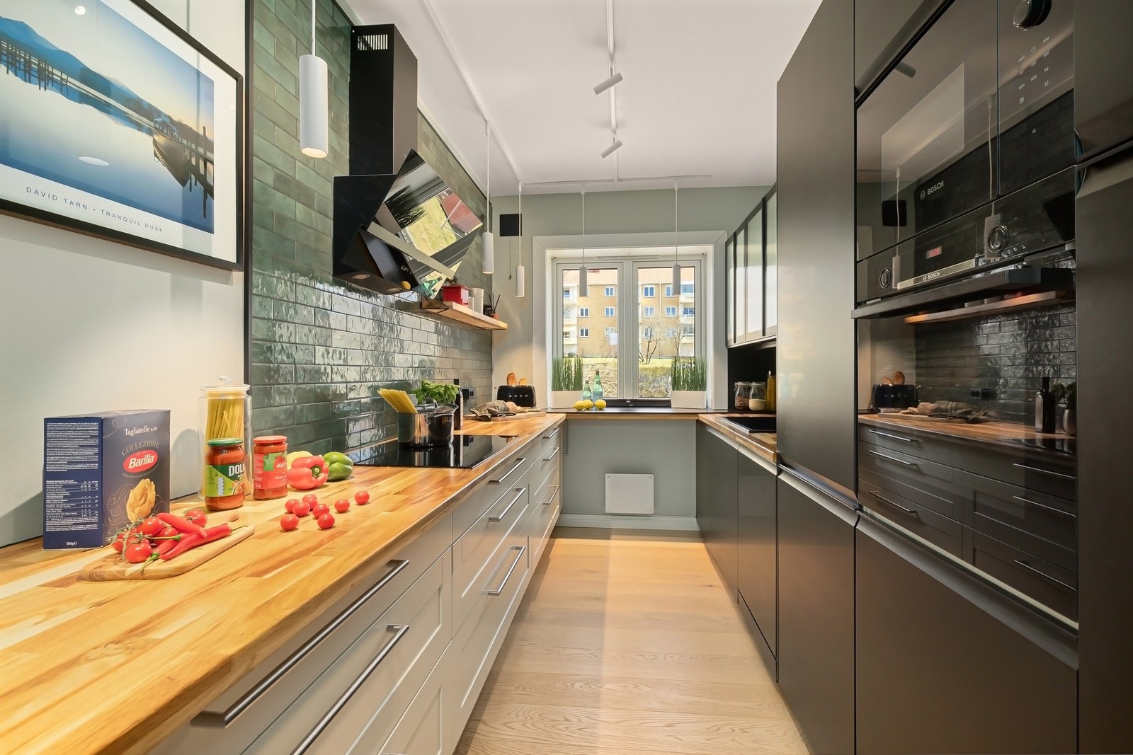 KJøkkenet byr på integrerte hvitevarer og god oppbevaringsplass Galleribilde