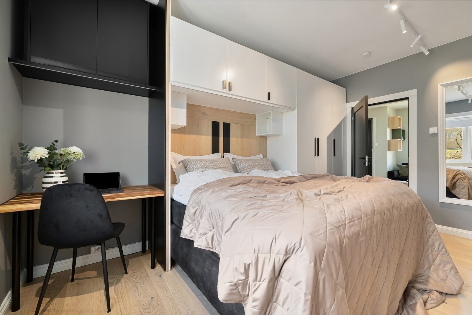 Generøst hovedsoverom hvor veggene holder en tiltalende og moderne farge Galleribilde