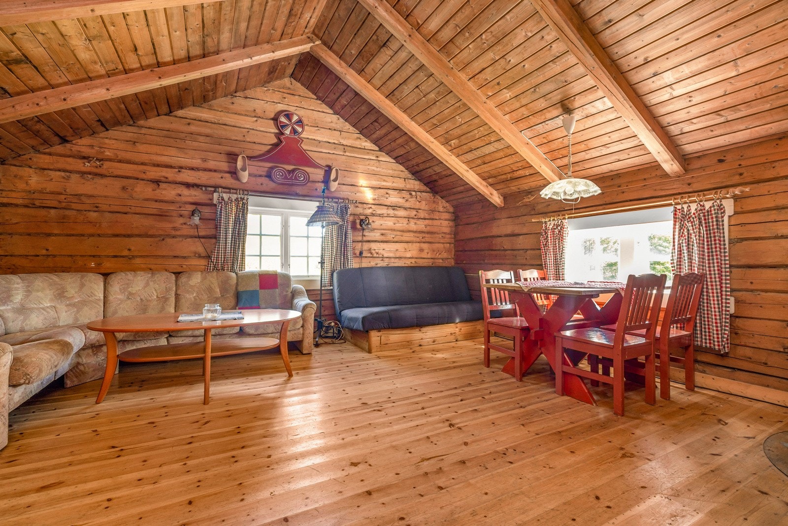 Opprinnelig en eldre tømmerkasse, senere tilbygd. Utvendig kledd med tømmermannskledning. Galleribilde