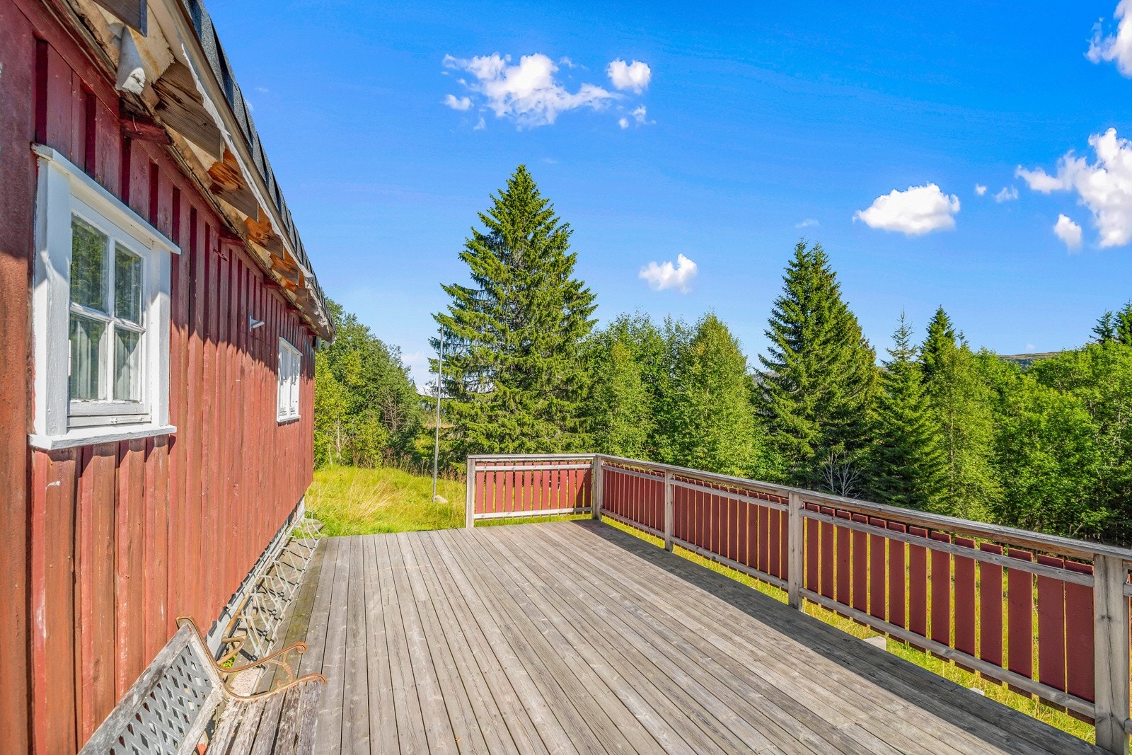 Gode solforhold gjennom dagen med veranda og utsikt mot sørøst. Galleribilde