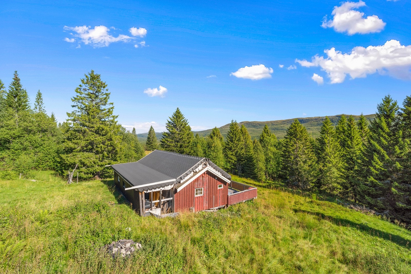 Ca 400 m nedover lia til nærmeste preparerte skiløype vinterstid som starter ved Tomtvassvegen. Galleribilde