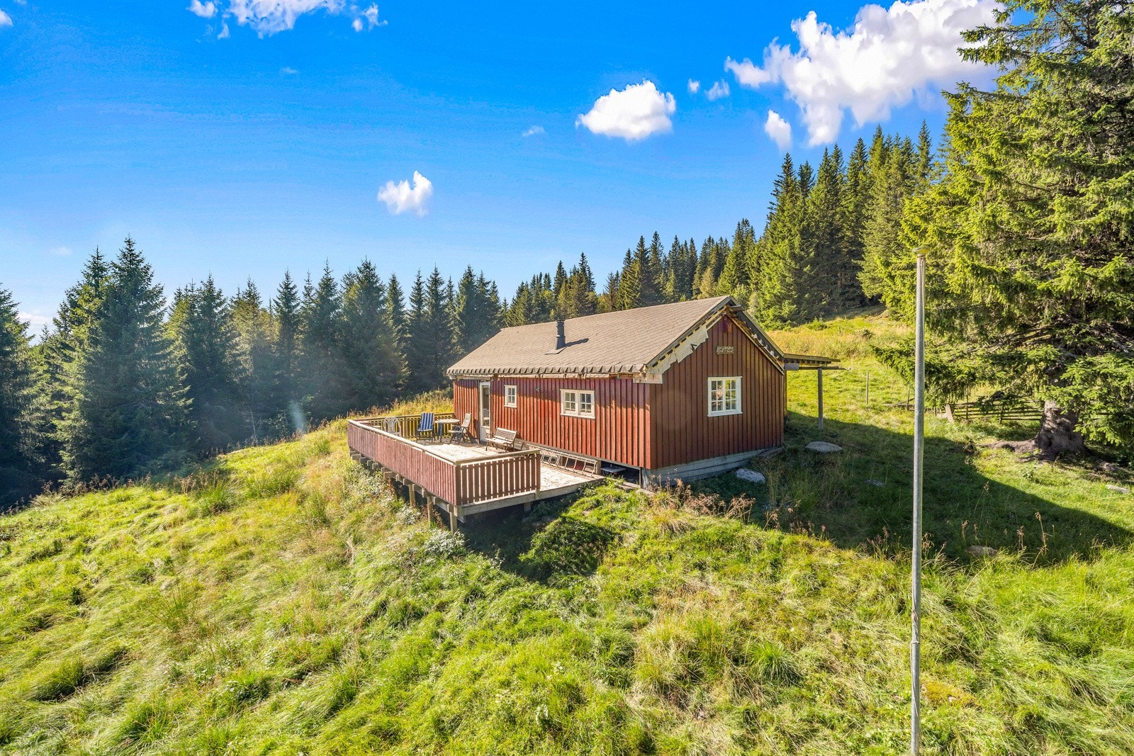 Hytte beliggende ved Reistadbustaden på Tomtvatnet, ca 20 km fra Levanger sentrum. Galleribilde