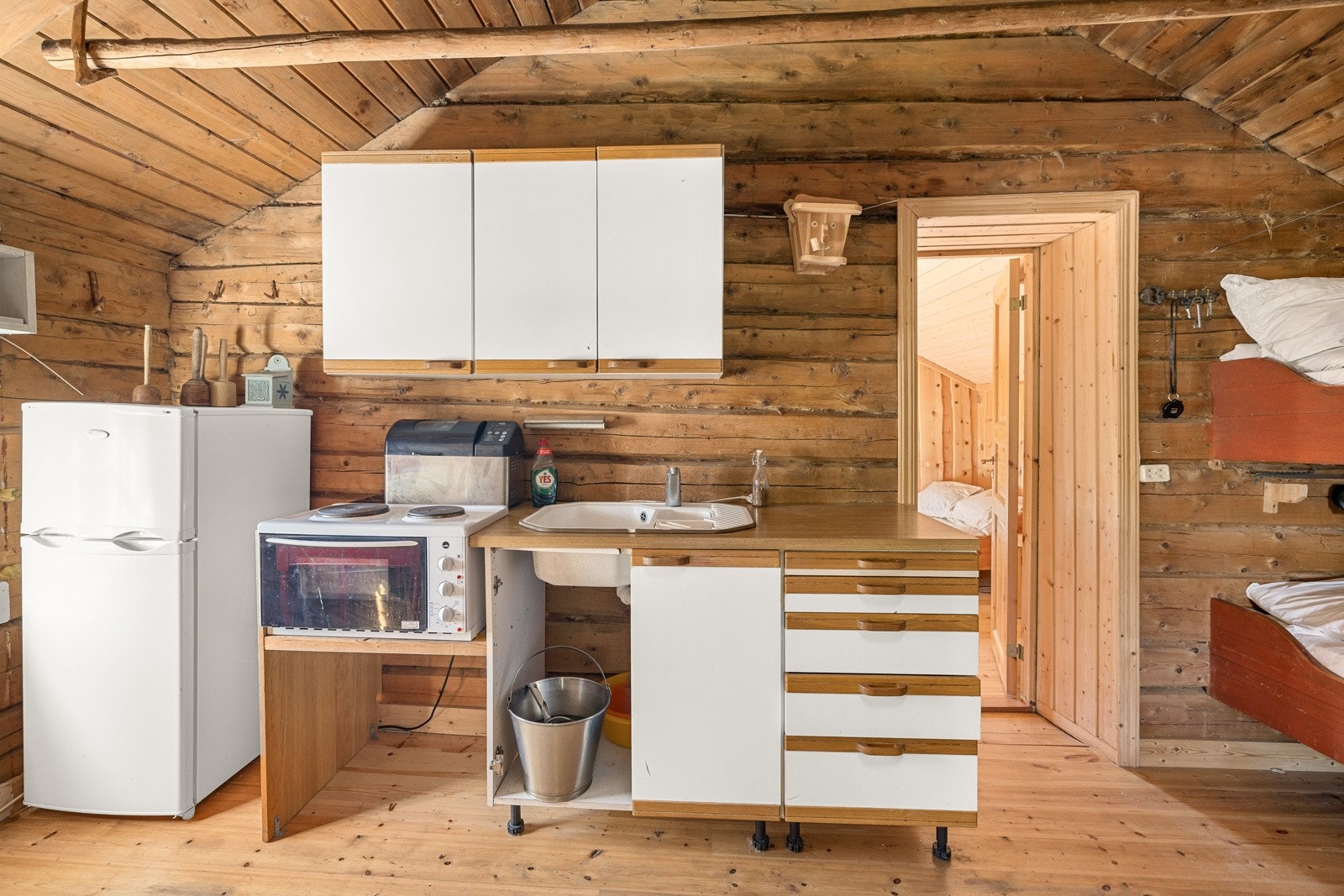 Kjøkken. Adkomst til soverom og toalettrom. Galleribilde