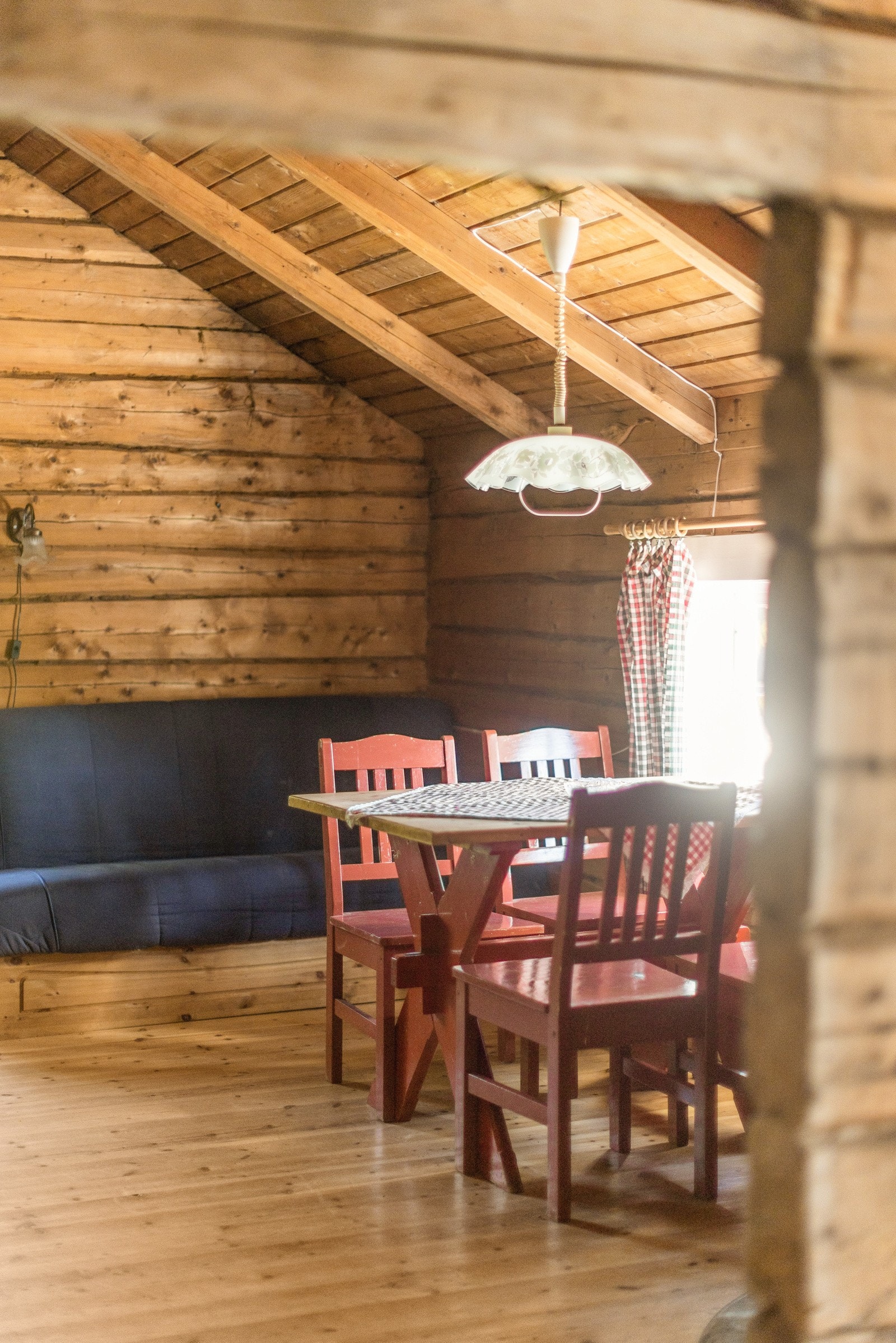 Hytta har innlagt strøm og består av et stort tilbygd vindfang, stue, kjøkken, soverom og toalettrom (utedo). Galleribilde