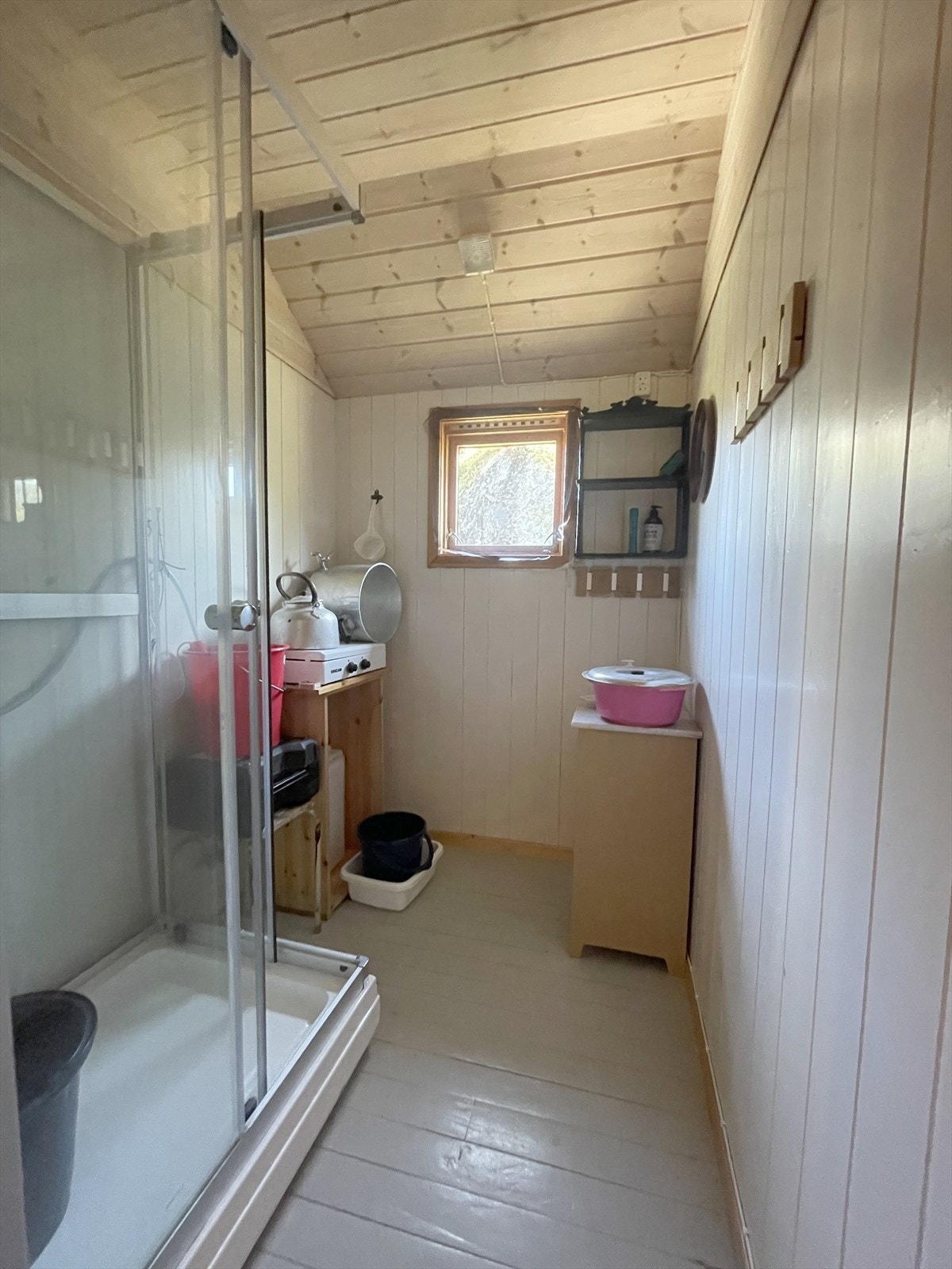 Vaskerom/Dusj. (Vann fra bøtte. Vann
varmes på gasskoker) Galleribilde