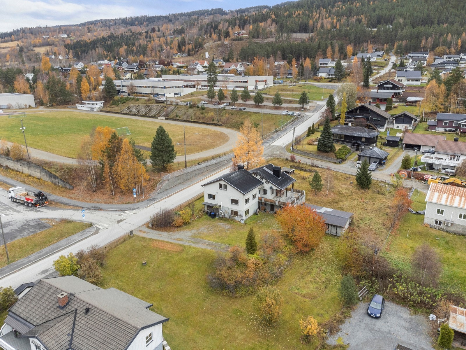 Fine turmuligheter i nærområdet med flere populære turstier i skogene rundt. Gangavstand til den populære "folkestien" som går langs Dokkaelva Galleribilde