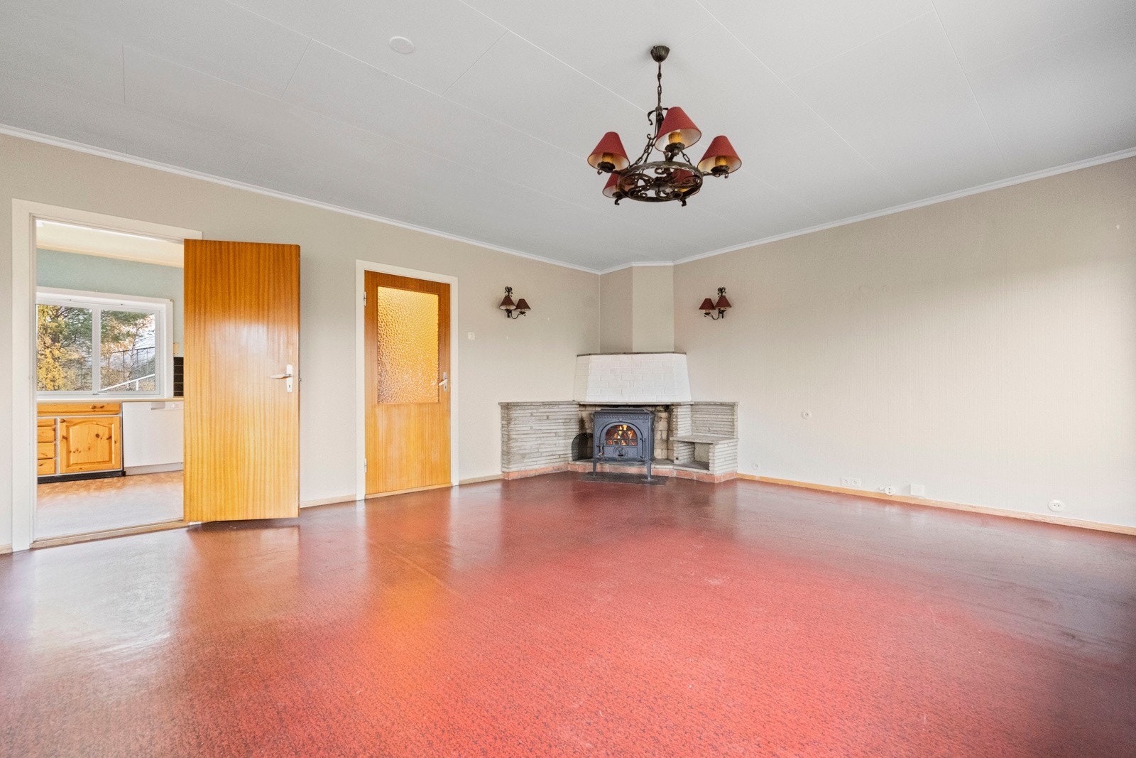 Romslig stue med peis i 1. etg Galleribilde