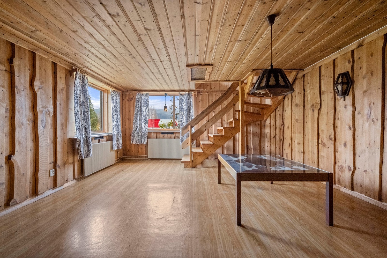 Kjellerstue med trapp ned fra stue Galleribilde