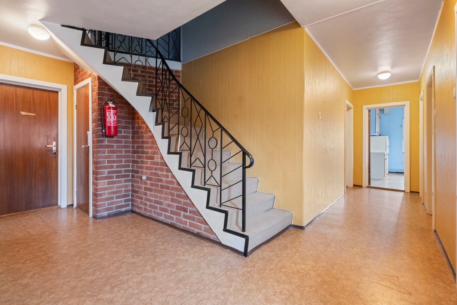 Romslig hall i 1. etg Galleribilde