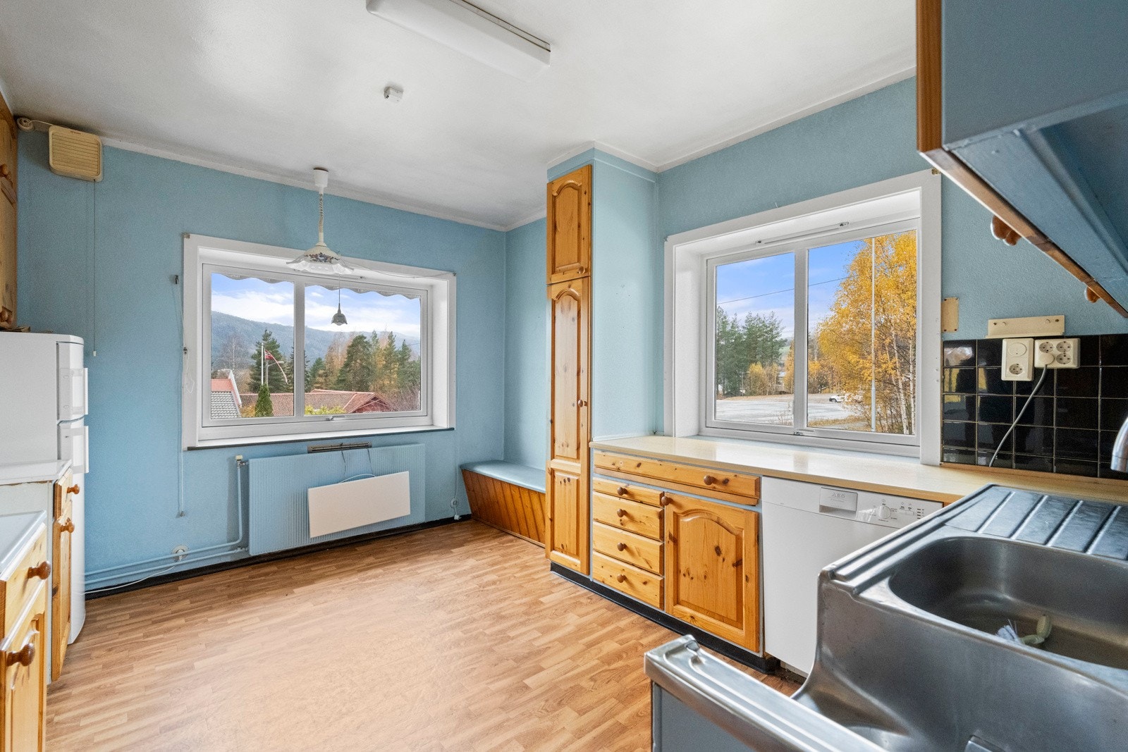 Belegg på gulv, malt tapet på vegger og malt himling. I 1. etasje har også matbod med hyller. Galleribilde