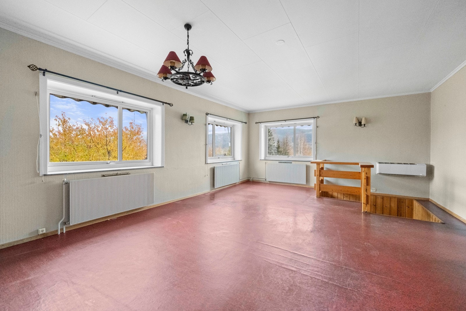 Belegg på gulv, tapet på vegger og takess i himling Galleribilde