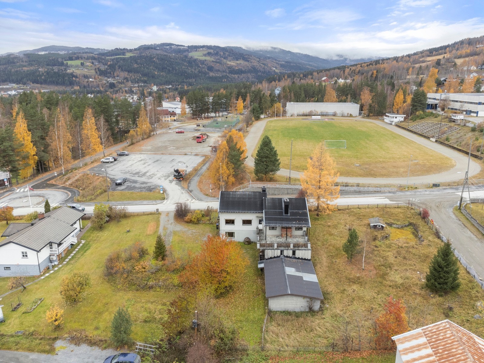 Dokka sentrum byr på et rikt utvalg av butikker og service fasiliteter. Her er det dagligvareforretninger, frisører, blomsterbutikk, vinmonopol, apotek etc. Galleribilde