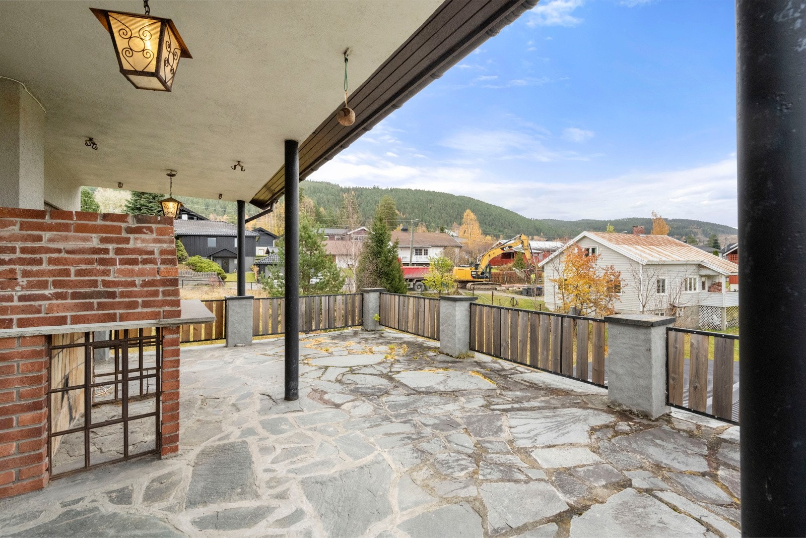 Boligen har fint utsikt og solrik tomt som kan nytes på skiferlagt terrasse Galleribilde