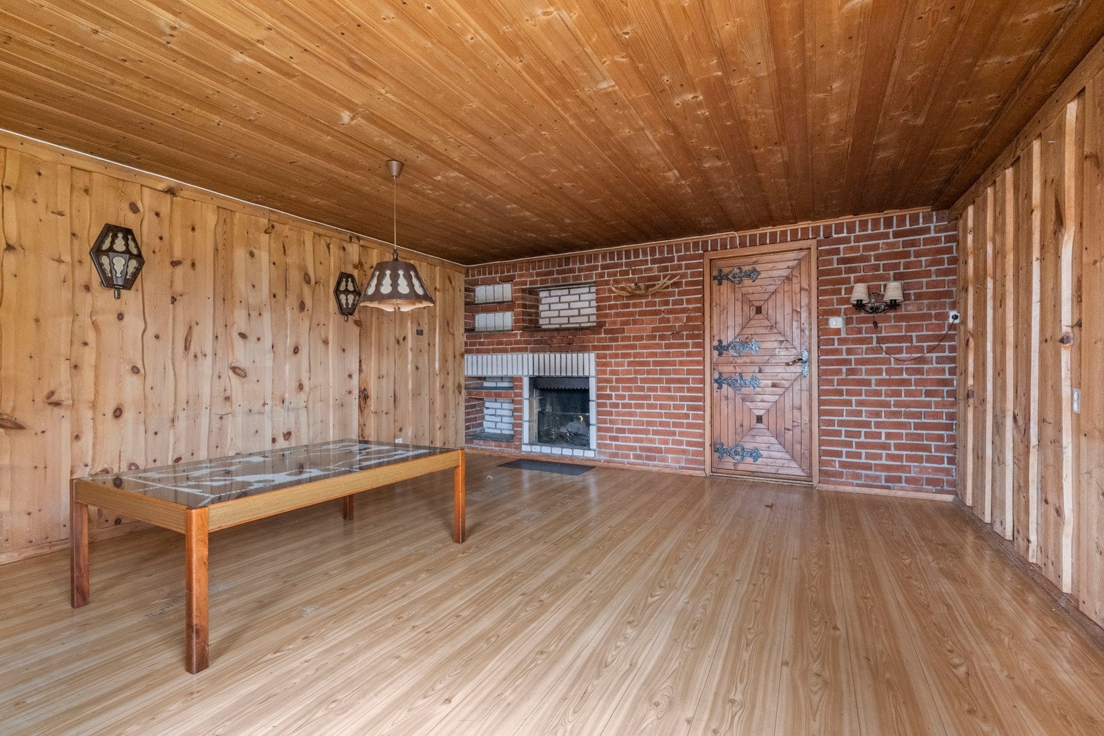 Innredet kjeller med kjellerstue og egen kjellerinngang Galleribilde