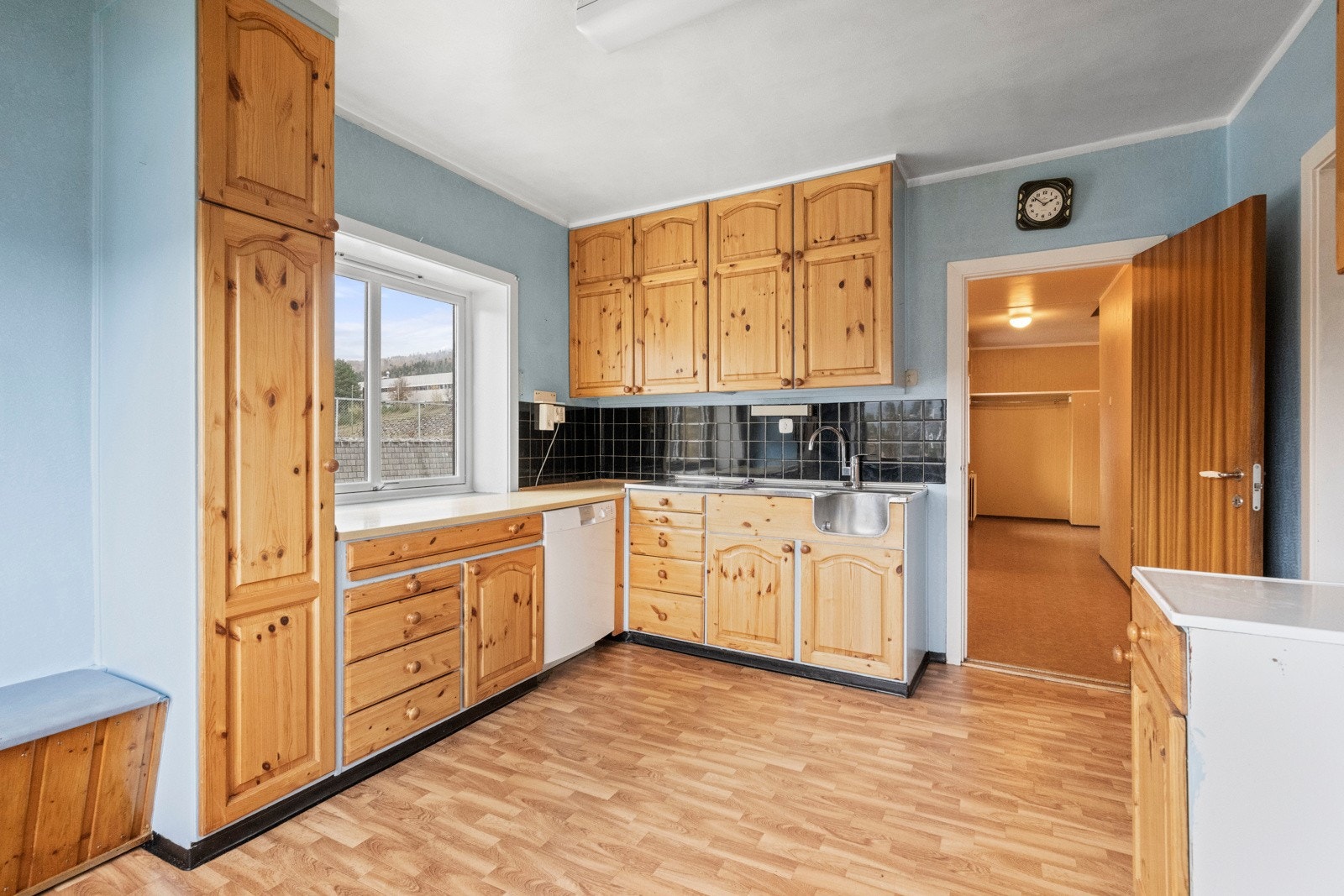 Kjøkkenet har furu innredning med profilerte fronter. Benkeplaten er av laminat Galleribilde