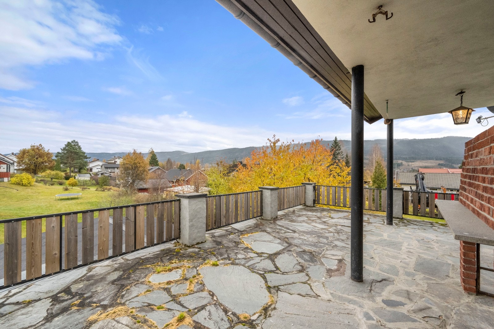 Dette er en meget innholdsrik enebolig som trenger oppussing, men her er det mange muligheter for å få akkurat den boligen du ønsker deg! Galleribilde