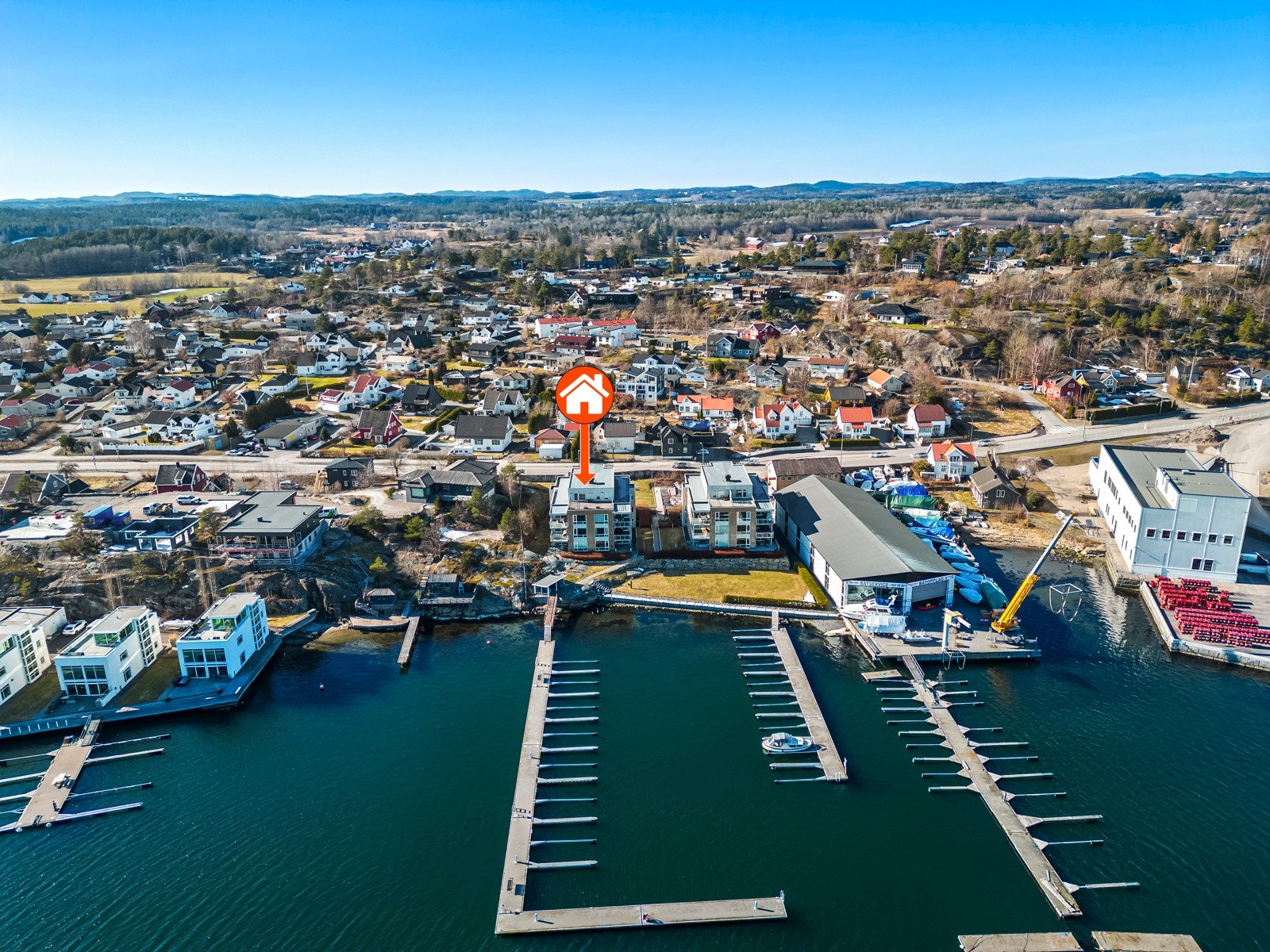 Hystad Brygge ligger helt i vannkanten i Sandefjordsfjorden Galleribilde