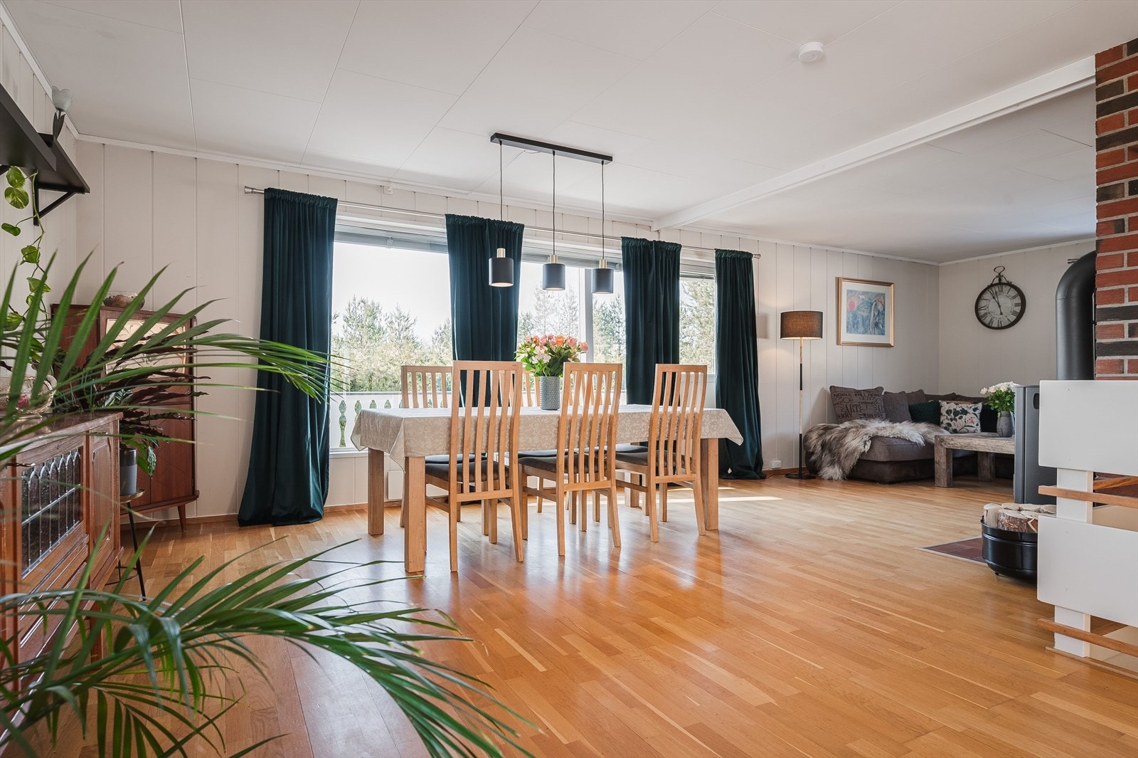 Stua har en klassisk pen fremtoning og er et hyggelig rom med plass for både godstoler, spisegruppe og sofakrok. Galleribilde