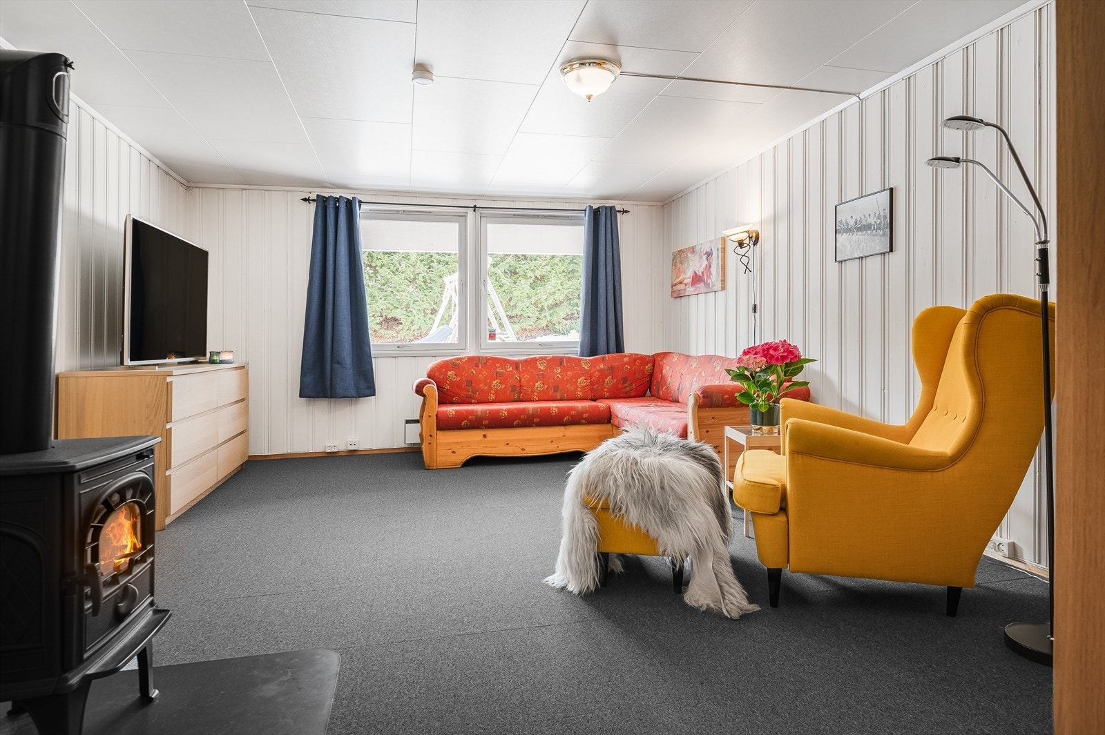 Rom i sokkel innredet som stue med god plass til å innrede etter eget ønske og behov. Her er det også installert en vedovn for ekstra oppvarming i etasjen. Galleribilde