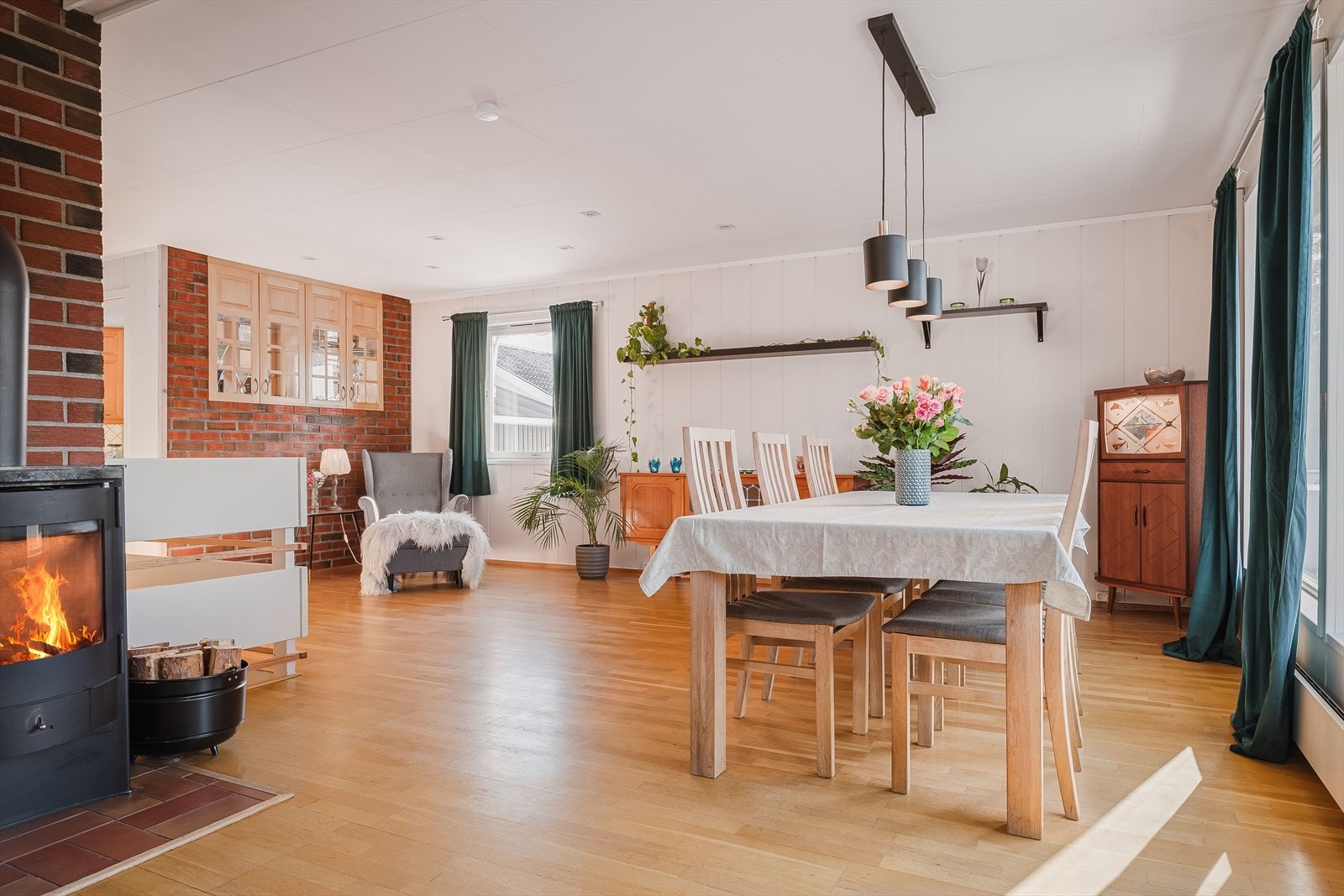 I stua er det installert en peisovn som skaper god stemning og ekstra varme når det trengs. Galleribilde