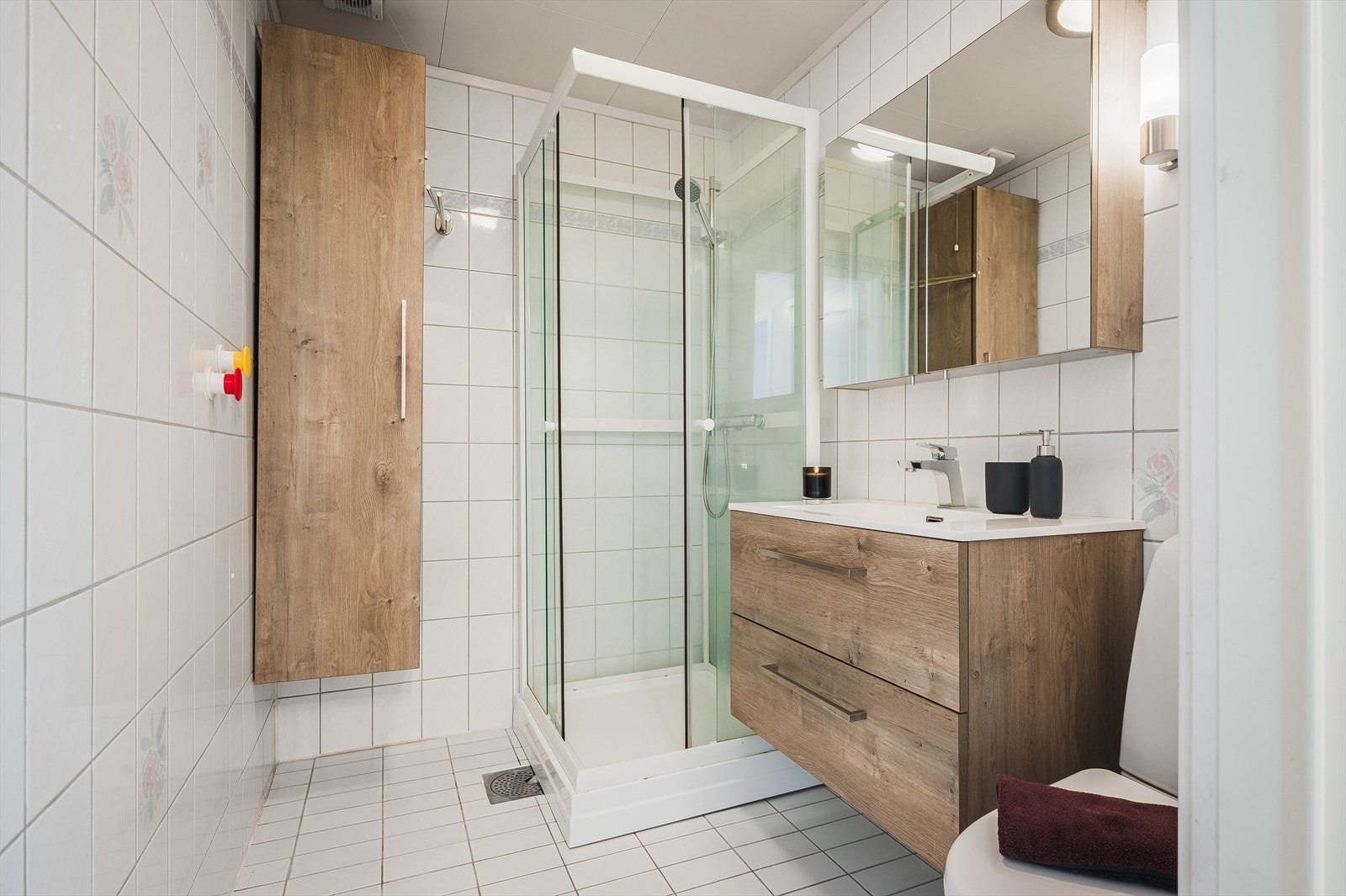 Badet i 1. etasje er flislagt og har varmekabler i gulvet. Installasjoner med dusjkabinett og gulvstående toalett. Galleribilde