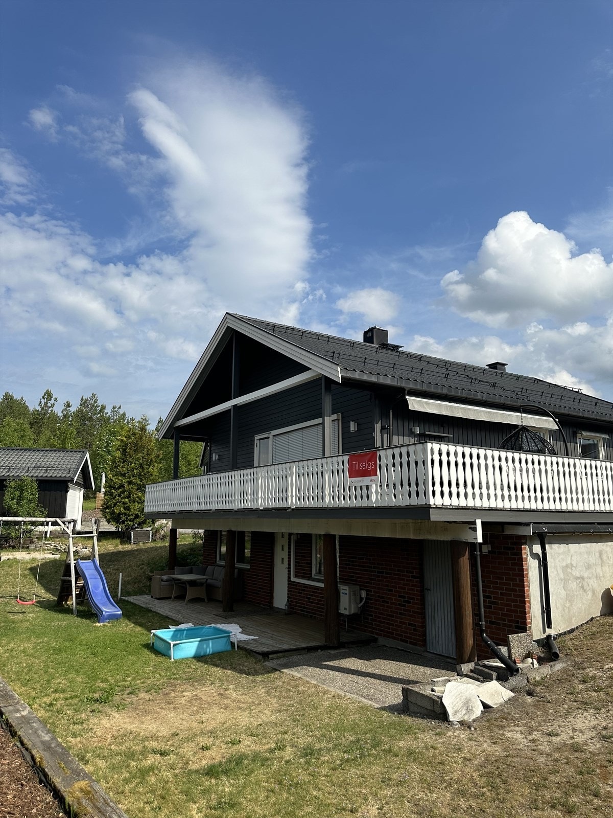 En hjemmekoselig og trivelig enebolig over to plan, med attraktiv og barnevennlig beliggenhet rett i nærheten av Stavåsen. Galleribilde