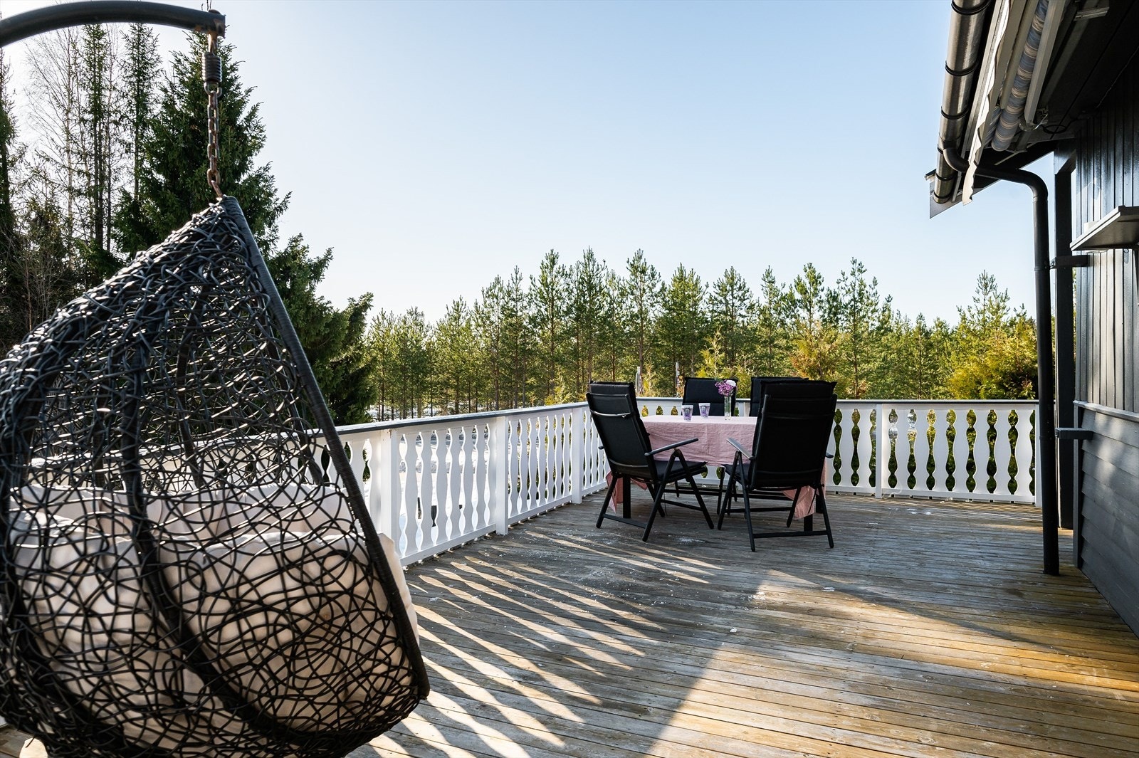 Fra stua er det utgang til en stor, solrik terrasse med adkomst hagen. Her er det god plass for sittegrupper og grill. Markise som skjermer for sola på de varmeste sommerdagene. Galleribilde