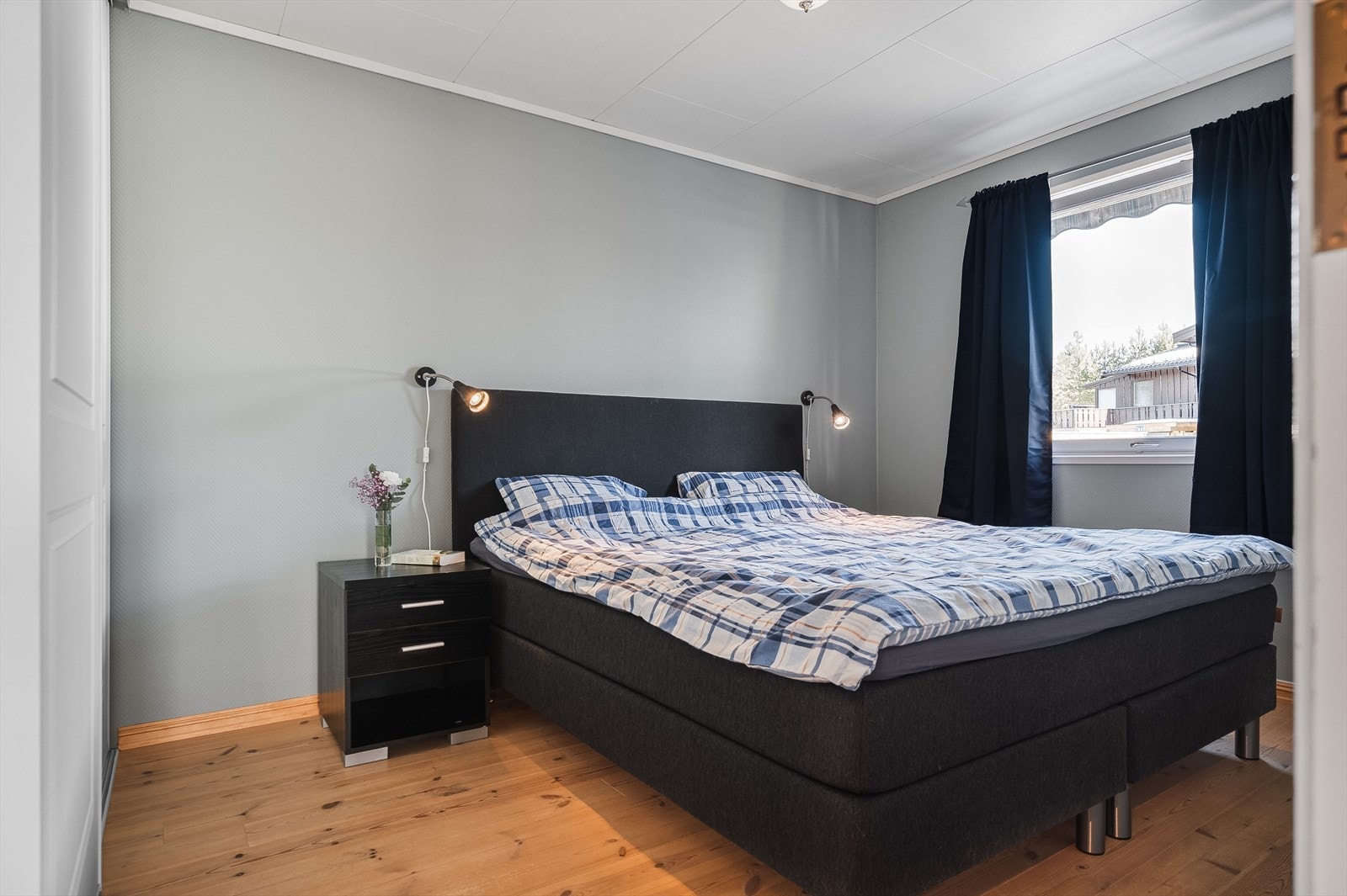 Boligen har to romslige soverom i 1. etasje, samt to rom innredet som soverom i sokkel. Det største soverommet i 1. etasje har god plass til dobbeltseng, samt et romslig garderobeskap. Galleribilde