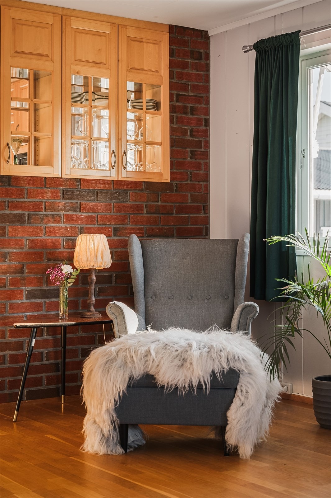 Kul murvegg mellom stue og kjøkken. Galleribilde