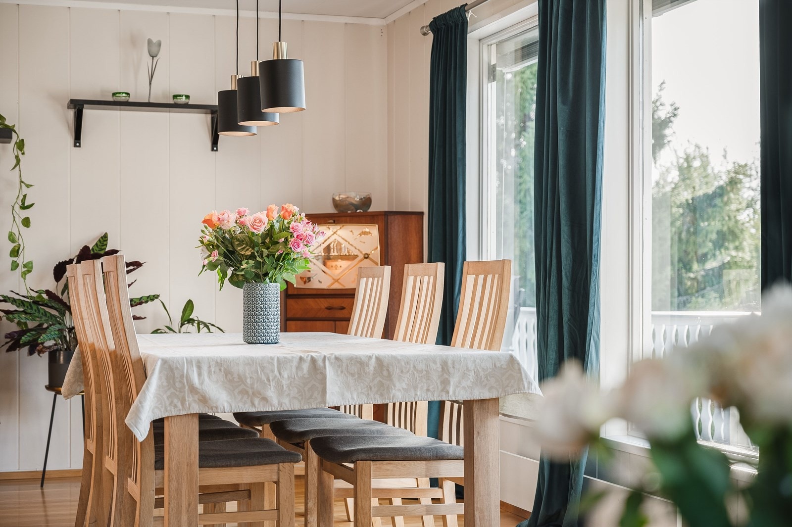 De store vinduene slipper inn rikelig med dagslys og gir samtidig fint utsyn over nærområdet. Galleribilde