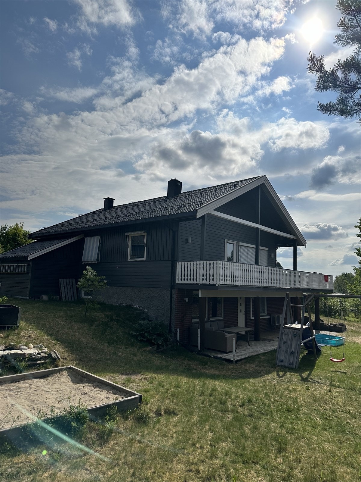 Fra eiendommen er det kun ca 3 km til Elverum sentrum, hvor byfasiliteter er å finne. Det er en kort spasertur til dagligvarebutikk med post, Søbakken barneskole og barnehager. I tillegg ligger Sagtjernet med badeplass og friluftsområder nær barneskolen. Galleribilde