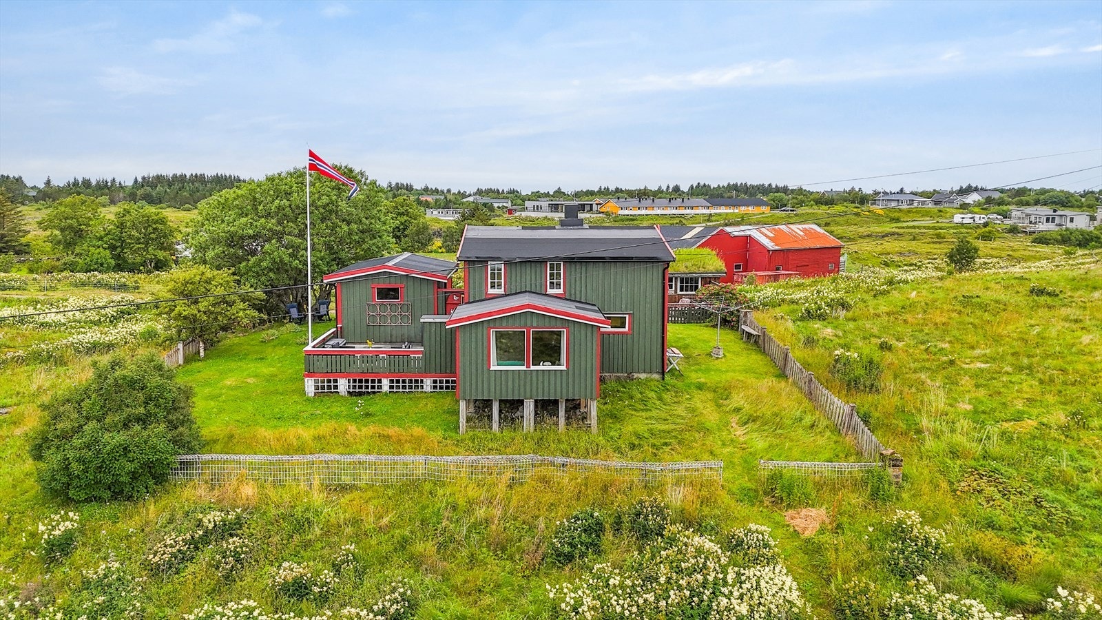 Til fritidsboligen hører det også med et uthus og et grillhus, begge bygg fra ca. 1988. Galleribilde